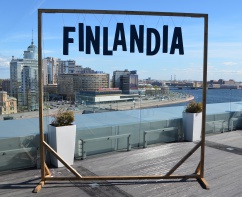 Стойка из бруса с подвесными буквами «Finlandia» со светодиодной подсветкой 2500 х 2600 мм,