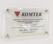 Табличка из закаленного стекла 5 мм, логотип и текст – плоттерная резка, 4 дистанционных держателя, 410 х 250 мм. Стоимость 4910 рублей.